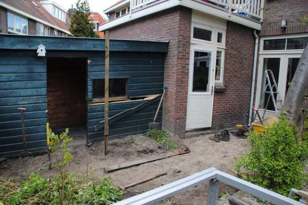 rooien boom <prunus> in utrecht in de johanes brahmstraat, op orde brengen zandbed en hoogte en juiste afschot leggen voor het straatwerk, in stukken zagen boom tot kachel hout.